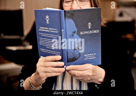 Das Buch Kongeord (Wort eines Königs), König Frederik X erzählt Jens Andersen, Mittwoch, 17. Januar 2024 in Kopenhagen. Das Buch wurde von Politikens Forlag veröffentlicht. König Frederik Xs Kongeord enthält seine persönlichen Visionen für die Monarchie. In diesem Buch erzählt Dänemarks neuer König seine eigenen Gedanken und Überlegungen hinter der Nachfolgerehrung. Über seine Beziehung zur königlichen Linie, zur dänischen Geschichte, zum Christentum und zum Königreich Dänemark. Über die Familie, die Ehe und die Reise durch das Leben - vom jungen, widerwilligen Kronprinzen zum Reifen Mann, Familienvater und Monarch. (Foto: Nils Meilvang Stockfoto