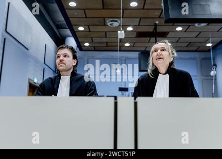 DEN HAAG - die Anwälte Thomas van der Sommen und Liesbeth Zegveld während der Entscheidung im Zivilverfahren über die Verdienste bezüglich des Bombenanschlags auf die irakische Stadt Hawija (Irak). Im Juni 2015 verübte eine niederländische F-16 einen Angriff auf eine Werkstatt der Terrorgruppe IS. Es stellte sich heraus, dass eine große Menge Sprengstoff gelagert worden war, was eine zweite Explosion verursachte, die das Gebiet zerstörte und viele Verluste verursachte. ANP REMKO DE WAAL niederlande raus - belgien raus Stockfoto