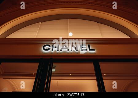 Luxusboutique Chanel Logotype. Chanel ist ein 1909 gegründetes Modehaus, das sich auf Haute Couture Waren spezialisiert hat. Stockfoto