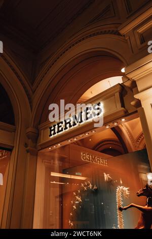 Berühmter Hermes-Laden in einem eleganten Interieur mit Luxusartikeln im Einkaufszentrum. Hermes ist ein französisches Luxusmodehaus Stockfoto