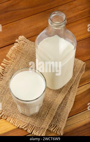 Ein Glas frischer Milch auf dem Tisch. Stockfoto