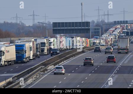 Magdeburg, Deutschland. Januar 2024. Auf der Autobahn A2 stecken Lkw vor der Ausfahrt Magdeburg-Zentrum und auf der Auffahrt Richtung Hannover fest. Ein 78-jähriger Falschfahrer kam am Mittwochmorgen bei einem Unfall auf der Autobahn 2 bei Magdeburg ums Leben. Eine andere Person wurde schwer verletzt. Quelle: Klaus-Dietmar Gabbert/dpa/Alamy Live News Stockfoto