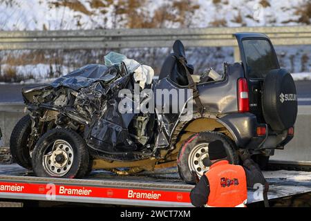 Magdeburg, Deutschland. Januar 2024. Ein Bergungsdienstmitarbeiter sichert ein Unfallfahrzeug auf der Autobahn A2 an der Ausfahrt Magdeburg-Zentrum ab. Ein 78-jähriger Falschfahrer starb am Mittwochmorgen bei einem Unfall auf der Autobahn 2 bei Magdeburg. Eine andere Person wurde schwer verletzt, so die Polizei. Quelle: Klaus-Dietmar Gabbert/dpa/Alamy Live News Stockfoto