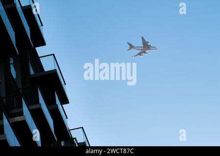 A380 Airbus von Qatar Airways, der über die Balkone von Wohnungen bei niedrigem Anflug nach Heathrow, South Quay, Canary Wharf, London fliegt Stockfoto