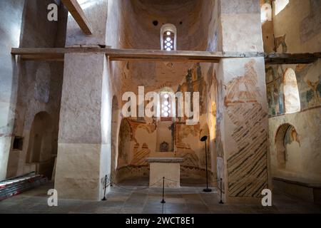 Thermalbad Nereditsa, Region Nowgorod, Russland - 9. Oktober 2022: Innere der Kirche des Erlösers auf Nereditsa. Erhaltene Fragmente alter Fresken Stockfoto