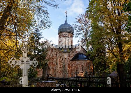 Antike Geburtskirche Christi auf dem Roten Feld auf dem Friedhof zwischen den Gräbern. Nowgorod Veliky, Russland Stockfoto