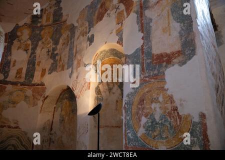 Thermalbad Nereditsa, Region Nowgorod, Russland - 9. Oktober 2022: Innere der Kirche des Erlösers auf Nereditsa (1199). Antike Fresken, die den heiligen darstellen Stockfoto