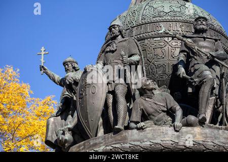 Denkmal für das Millennium Russlands (1862) im Kreml von Nowgorod. Fragment mit den Figuren von Rurik, Prinz Wladimir und Dmitri Donskoy Stockfoto