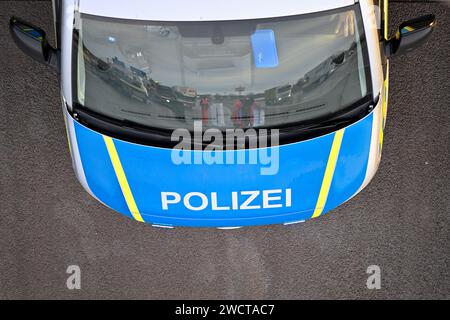 Magdeburg, Deutschland. Januar 2024. Ein Polizeiauto parkt auf der Autobahn A2 an der Ausfahrt Magdeburg-Zentrum und an der Auffahrt. Quelle: Klaus-Dietmar Gabbert/dpa/Alamy Live News Stockfoto