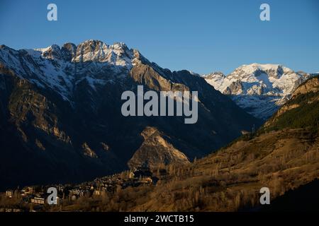 Die goldene Stunde erleuchtet die Pyrenäen und wirft Schatten über die bergige Landschaft mit einem malerischen Dorf am Fuße der Ausläufer in Cerler, H Stockfoto