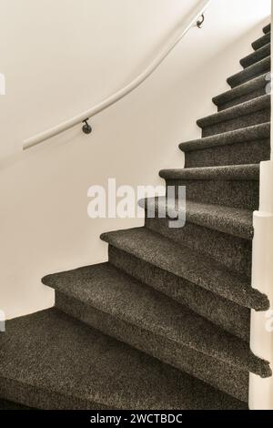 Ein paar Treppen in einem Haus, das sehr sauber ist und bereit ist, die Treppen hoch oder runter zu gehen Stockfoto