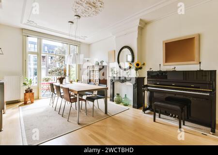 Dieses Bild zeigt ein geräumiges, gut beleuchtetes Wohnzimmer mit Vintage-Ästhetik, mit Essbereich und klassischem Klavier. Stockfoto