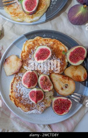 Pfannkuchen mit Sirup und Feigen darauf Stockfoto