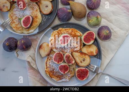 Pfannkuchen mit Sirup und Feigen darauf Stockfoto