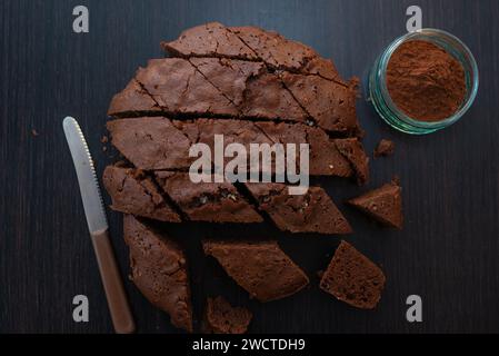 Schokoladenfrostige Brownies auf einer Keramikplatte Stockfoto