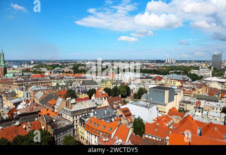 Blick von oben auf die Altstadt mit wunderschönen farbenfrohen Gebäuden in Riga, Lettland Stockfoto