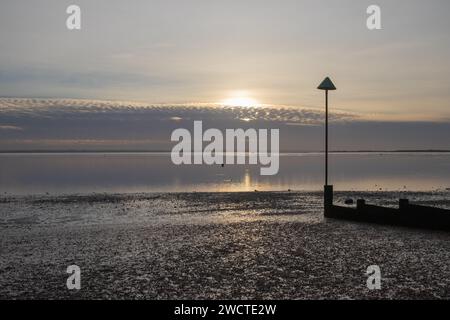Wintersonnenuntergang am Chalkwell Beach, nahe Southend-on-Sea, Essex, England, Vereinigtes Königreich, mit Leerzeichen für Text Stockfoto