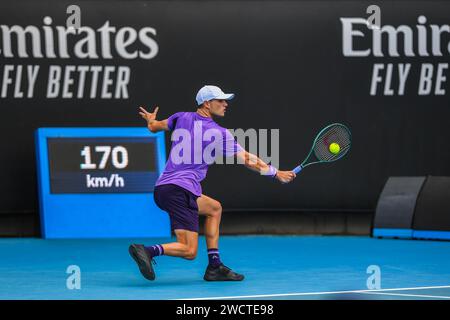 Melbourne, Australien. Januar 2024. Christopher O’Connell aus Australien spielt gegen Cristian Garin aus Chile (nicht im Bild) während des 1. Runde des Australian Open Tennis Tournament im Melbourne Park. Christopher O’Connell gewinnt Cristian Garin in 5 Sätzen mit einer Punktzahl von 3-6 7-5 4-6 6-1 7:5. Quelle: SOPA Images Limited/Alamy Live News Stockfoto