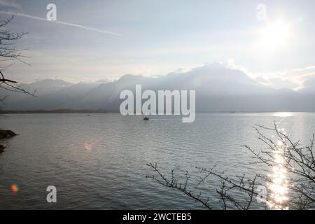 Ein wunderschöner Sonnenaufgang über den französischen Alpen, die Sonne reflektiert auf dem stillen Wasser des Genfer Sees nach Montreux Stockfoto