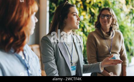 Eine Gruppe junger Geschäftsfrauen, die eine produktive Diskussion führen. Sie sitzen in einem Büro und arbeiten als Team zusammen. Kollegen, die in einem PR Stockfoto