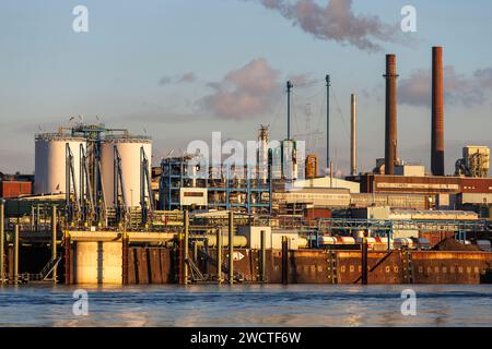 Blick über den Rhein zum Chempark, früher bekannt als Bayerwerk, Leverkusen, Nordrhein-Westfalen, Deutschland. Blick ueber den Rhein zum Chempark, Stockfoto