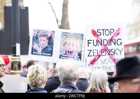 Demonstranten gegen Großbritanniens Beteiligung am Krieg in der Ukraine rufen die Regierung auf, die Finanzierung des Zelensky-Regimes in London einzustellen. Stockfoto