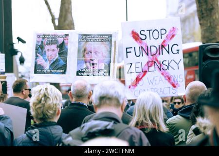 Demonstranten gegen Großbritanniens Beteiligung am Krieg in der Ukraine rufen die Regierung auf, die Finanzierung des Zelensky-Regimes in London einzustellen. Stockfoto