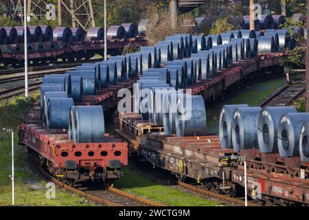 Duisburg, Ruhrgebiet, Nordrhein-Westfalen, Deutschland - ThyssenKrupp Steel Europe, Stahlspulen aus dem Warmbandwerk kühlen auf Güterwagen in der ab Stockfoto