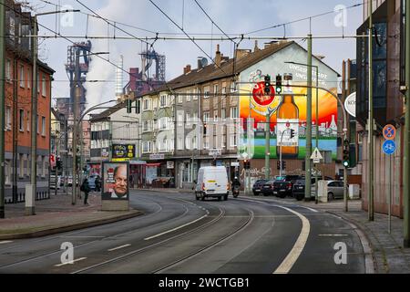 Duisburg, Ruhrgebiet, Nordrhein-Westfalen, Deutschland - Stadtblick mit ThyssenKrupp Steel Huettenwerk, Friedrich-Ebert-Straße in Meiderich-Beeck, Thysse Stockfoto