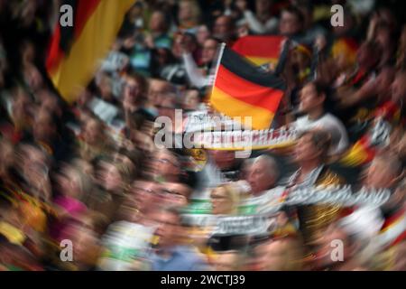 Zuschauer Fans in der Mercedes benz Arena France vs Germany EHF Herren Handball EURO 2024 Vorrunde Gruppe A 16.01.2024 Mercedes Benz Arena Berlin © diebilderwelt / Alamy Stock Stockfoto