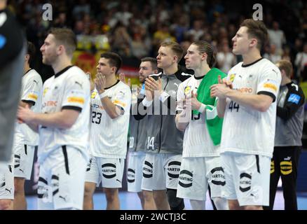 EnttŠuscht nach der Niederlage: DHB Spieler France vs Germany EHF Herren Handball EURO 2024 Vorrunde Gruppe A 16.01.2024 Mercedes Benz Arena Berlin © diebilderwelt / Alamy Stock Stockfoto