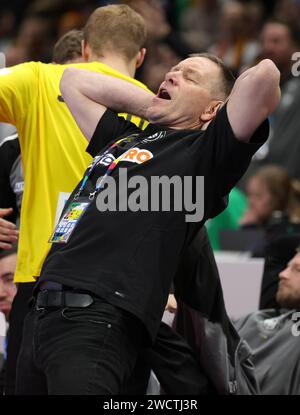 Litt an der Seitenlinie : Alfred GISLASON DHB Bundestrainer Cheftrainer Deutschland Frankreich vs Deutschland EHF Herren Handball EURO 2024 Vorrunde Gruppe A 16.01.2024 Mercedes Benz Arena Berlin © diebilderwelt / Alamy Stock Stockfoto