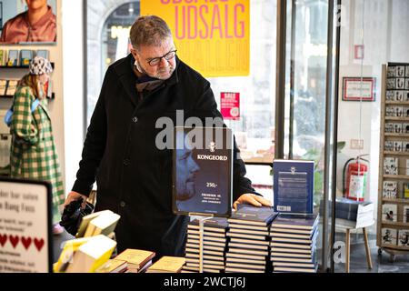 Das Buch Kongeord (Wort eines Königs), König Frederik X erzählt Jens Andersen im Politiken Book Shop in Kopenhagen, Mittwoch, 17. Januar 2024. Das Buch wurde von Politikens Forlag veröffentlicht. König Frederik Xs Kongeord enthält seine persönlichen Visionen für die Monarchie. In diesem Buch erzählt Denmarks neuer König seine eigenen Gedanken und Überlegungen hinter der Nachfolgerehrung. Über seine Beziehung zur königlichen Linie, zur dänischen Geschichte, zum Christentum und zum Königreich Dänemark. Über die Familie, die Ehe und die Reise durch das Leben - von einem jungen, widerwilligen Kronprinzen zu einem Reifen Mann, Familienvater und Monar Stockfoto