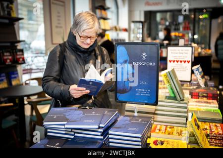 Das Buch Kongeord (Wort eines Königs), König Frederik X erzählt Jens Andersen im Politiken Book Shop in Kopenhagen, Mittwoch, 17. Januar 2024. Das Buch wurde von Politikens Forlag veröffentlicht. König Frederik Xs Kongeord enthält seine persönlichen Visionen für die Monarchie. In diesem Buch erzählt Denmarks neuer König seine eigenen Gedanken und Überlegungen hinter der Nachfolgerehrung. Über seine Beziehung zur königlichen Linie, zur dänischen Geschichte, zum Christentum und zum Königreich Dänemark. Über die Familie, die Ehe und die Reise durch das Leben - von einem jungen, widerwilligen Kronprinzen zu einem Reifen Mann, Familienvater und Monar Stockfoto