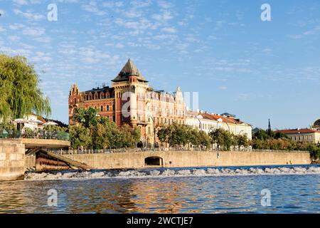 Foto in Prag, Tschechische Republik, mit Blick von der Moldau und der Brücke und den Denkmälern Stockfoto