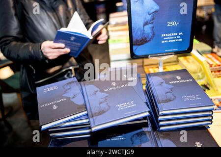 Das Buch Kongeord (Wort eines Königs), König Frederik X erzählt Jens Andersen im Politiken Book Shop in Kopenhagen, Mittwoch, 17. Januar 2024. Das Buch wurde von Politikens Forlag veröffentlicht. König Frederik Xs Kongeord enthält seine persönlichen Visionen für die Monarchie. In diesem Buch erzählt Denmarks neuer König seine eigenen Gedanken und Überlegungen hinter der Nachfolgerehrung. Über seine Beziehung zur königlichen Linie, zur dänischen Geschichte, zum Christentum und zum Königreich Dänemark. Über die Familie, die Ehe und die Reise durch das Leben - von einem jungen, widerwilligen Kronprinzen zu einem Reifen Mann, Familienvater und Monar Stockfoto