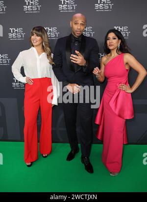 London, England, 15. Januar 2024. Duda Pavao, Thierry Henry und Reshmin Chowdhury bei den besten FIFA Football Awards im Eventim Apollo Theatre Hammersmith, London. Bild (Paul Terry / Sportimage) Stockfoto