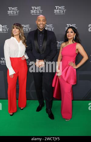 London, England, 15. Januar 2024. Duda Pavao, Thierry Henry und Reshmin Chowdhury bei den besten FIFA Football Awards im Eventim Apollo Theatre Hammersmith, London. Bild (Paul Terry / Sportimage) Stockfoto