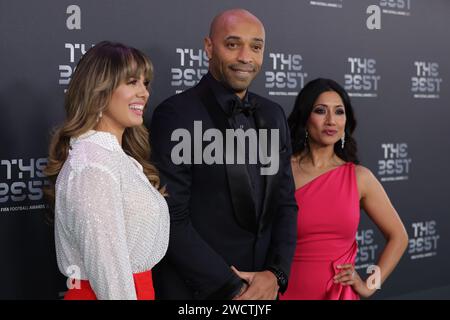 London, England, 15. Januar 2024. Duda Pavao, Thierry Henry und Reshmin Chowdhury bei den besten FIFA Football Awards im Eventim Apollo Theatre Hammersmith, London. Bild (Paul Terry / Sportimage) Stockfoto