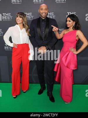 London, England, 15. Januar 2024. Duda Pavao, Thierry Henry und Reshmin Chowdhury bei den besten FIFA Football Awards im Eventim Apollo Theatre Hammersmith, London. Bild (Paul Terry / Sportimage) Stockfoto