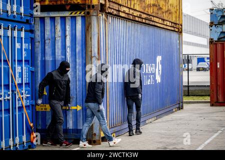 ROTTERDAM - Extraktoren während einer Demonstration über die Arbeitsmethoden des Zolls nach Präsentation der Jahreszahlen durch die Staatsanwaltschaft über das HARC-Team Rotterdam. Das HIT and Run Cargo (HARC)-Team ist an der Ermittlung und Verfolgung von Großermittlungen im und um den Hafen von Rotterdam beteiligt. ANP ROBIN UTRECHT niederlande raus - belgien raus Stockfoto