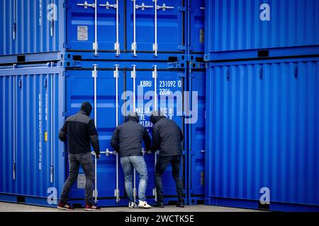 ROTTERDAM - Extraktoren während einer Demonstration über die Arbeitsmethoden des Zolls nach Präsentation der Jahreszahlen durch die Staatsanwaltschaft über das HARC-Team Rotterdam. Das HIT and Run Cargo (HARC)-Team ist an der Ermittlung und Verfolgung von Großermittlungen im und um den Hafen von Rotterdam beteiligt. ANP ROBIN UTRECHT niederlande raus - belgien raus Stockfoto