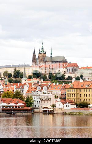 Blick von einem einzigartigen Balkon auf die Prager Burg und den Fluss in der Tschechischen Republik Stockfoto