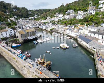 Polperro Fischerdorf und Hafen mit Fischerbooten Cornwall UK Drohne, Luft Stockfoto