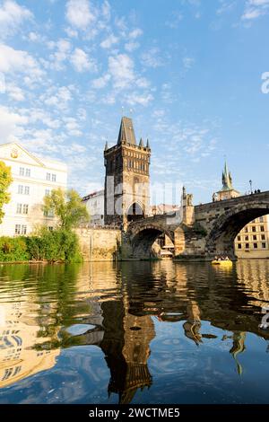 Foto in Prag, Tschechische Republik, mit Blick von der Moldau und der Brücke und den Denkmälern Stockfoto