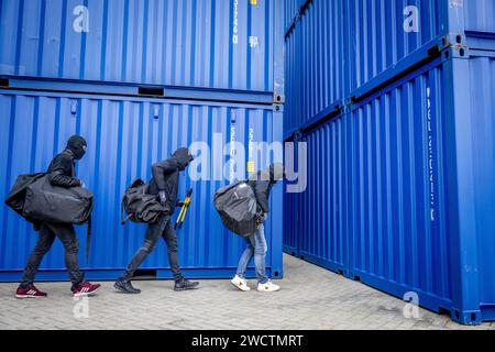 ROTTERDAM - Extraktoren während einer Demonstration über die Arbeitsmethoden des Zolls nach Präsentation der Jahreszahlen durch die Staatsanwaltschaft über das HARC-Team Rotterdam. Das HIT and Run Cargo (HARC)-Team ist an der Ermittlung und Verfolgung von Großermittlungen im und um den Hafen von Rotterdam beteiligt. ANP ROBIN UTRECHT niederlande raus - belgien raus Stockfoto