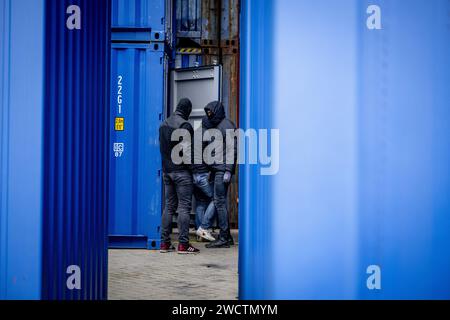 ROTTERDAM - Extraktoren während einer Demonstration über die Arbeitsmethoden des Zolls nach Präsentation der Jahreszahlen durch die Staatsanwaltschaft über das HARC-Team Rotterdam. Das HIT and Run Cargo (HARC)-Team ist an der Ermittlung und Verfolgung von Großermittlungen im und um den Hafen von Rotterdam beteiligt. ANP ROBIN UTRECHT niederlande raus - belgien raus Stockfoto