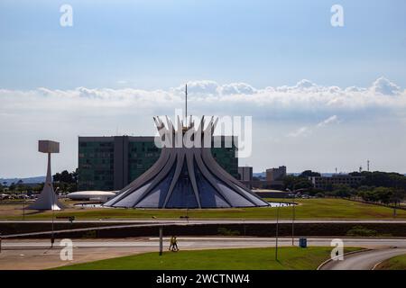 Brasília, Bundesdistrikt, Brasilien – 26. November 2023: Stadtlandschaft von Brasília mit der Kathedrale und blauem Himmel mit wenigen Wolken. Stockfoto