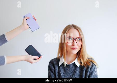 Hände mit Handys greifen zu dem Mädchen Stockfoto