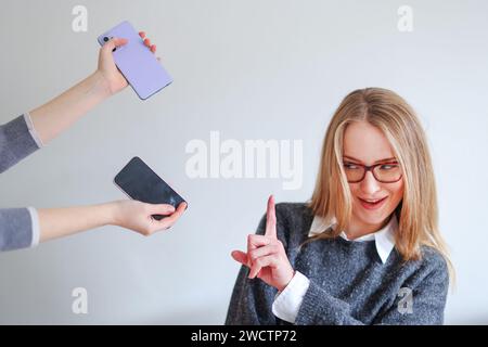 Hände mit Handys greifen zu dem Mädchen Stockfoto